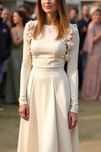 Schlichtes apricotfarbenes Satin-A-Linien-Galakleid mit langen Ärmeln