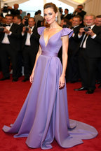 Elegante vestido de gala em cetim roxo com decote em V e mangas fluídas