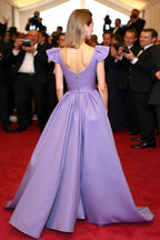 Elegante vestido de gala em cetim roxo com decote em V e mangas fluídas