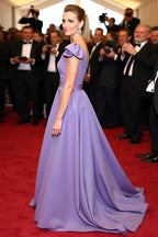 Elegante vestido de gala em cetim roxo com decote em V e mangas fluídas