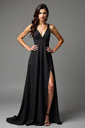 Robe noire à col en V profond avec ruchés et ceinture longue