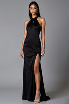 Vestido comprido formal preto com racha e decote halter