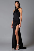 Vestido comprido formal preto com racha e decote halter
