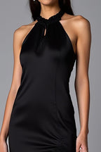 Vestido comprido formal preto com racha e decote halter