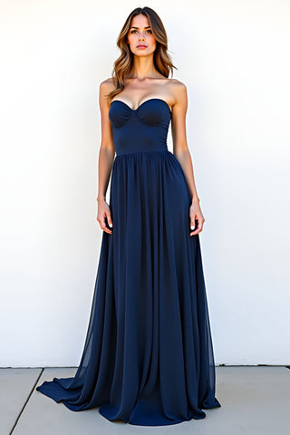 Marineblaues A-Linien-Kleid mit Rüschen und Herzausschnitt für Hochzeitsgäste
