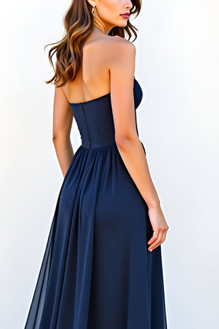 Marineblaues A-Linien-Kleid mit Rüschen und Herzausschnitt für Hochzeitsgäste
