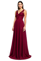Vestido de cerimónia de chiffon bordeaux com renda e decote em V franzido