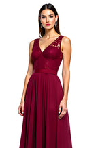 Vestido de cerimónia de chiffon bordeaux com renda e decote em V franzido