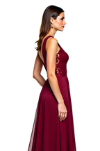 Vestido de cerimónia de chiffon bordeaux com renda e decote em V franzido