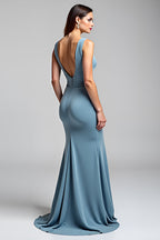 Vestido de cerimónia azul-claro com decote em V e racha