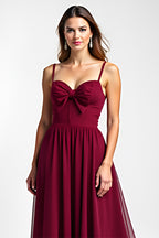 Vestido comprido em chiffon com alças finas cor vinho para convidada de casamento