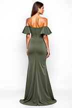 Vestido comprido verde azeitona para convidada de casamento com racha e decote ombro a ombro