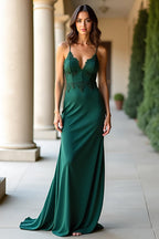 Dunkelgrünes Etui-Ballkleid aus Satin mit Spaghettiträgern und Applikationen