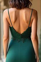 Dunkelgrünes Etui-Ballkleid aus Satin mit Spaghettiträgern und Applikationen
