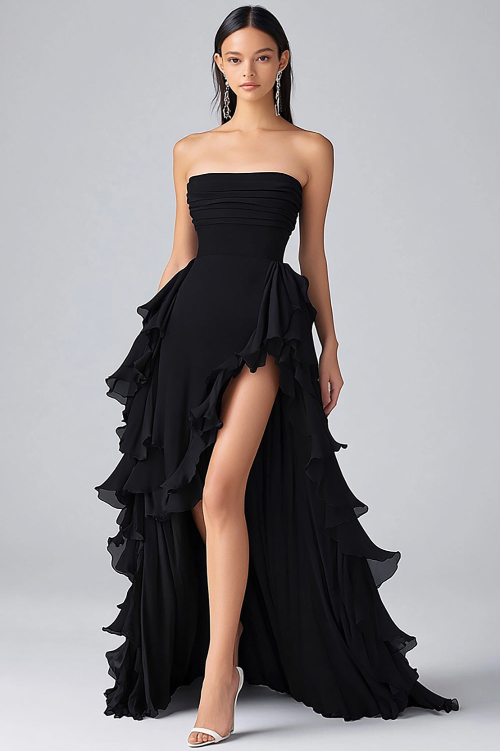 Vestido formal comprido de chiffon preto sem alças com racha e camadas