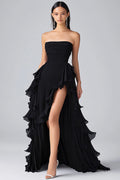 Vestido formal comprido de chiffon preto sem alças com racha e camadas