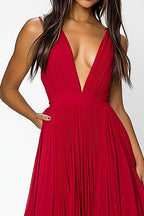 Vestido longo formal vermelho com decote em V profundo e folhos