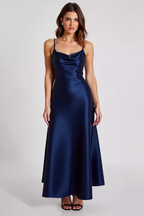 Vestido longo formal de cetim azul marinho com alças finas
