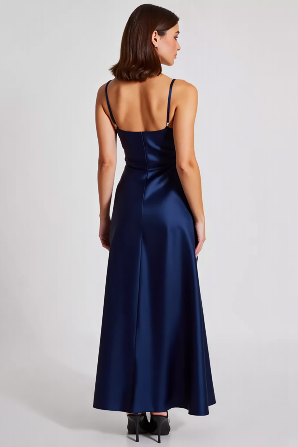 Vestido longo formal de cetim azul marinho com alças finas