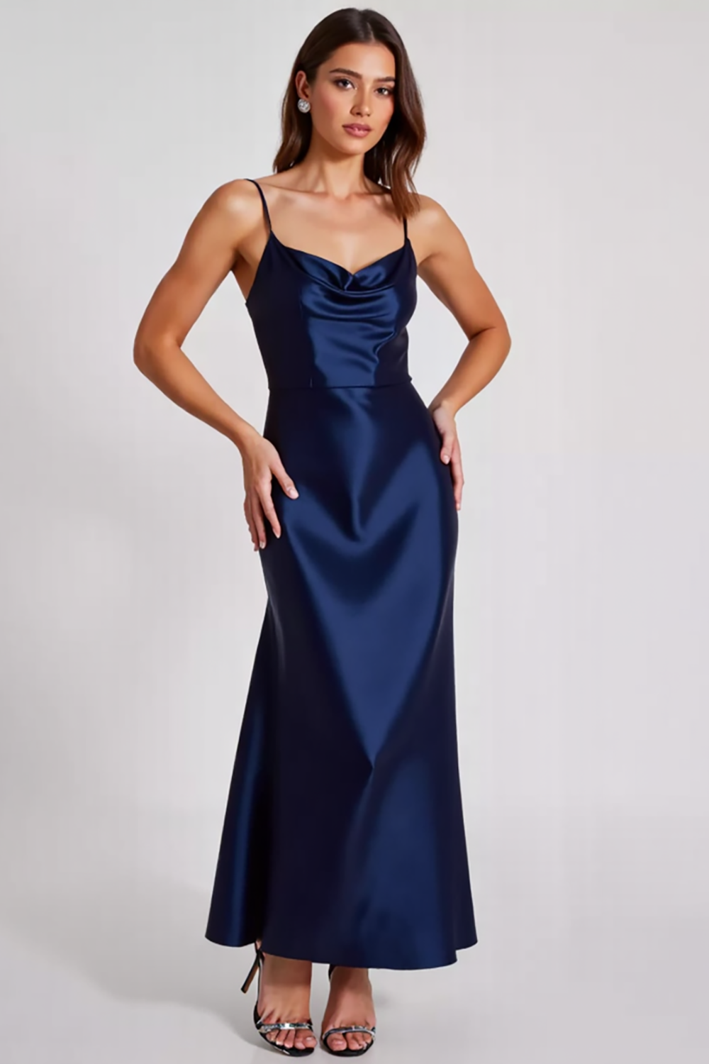 Vestido longo formal de cetim azul marinho com alças finas