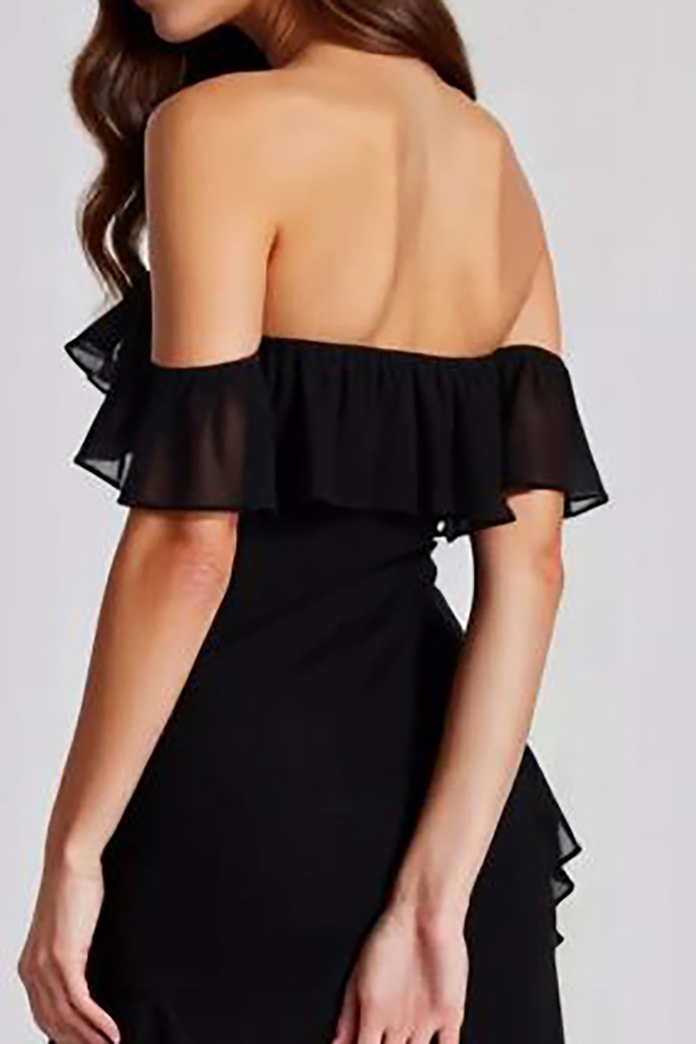Vestido formal preto em chiffon com decote quadrado e costas nuas e racha