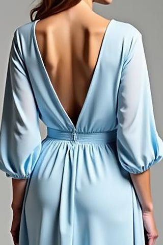Himmelblaues, knielanges Abendkleid mit V-Ausschnitt und halblangen Ärmeln