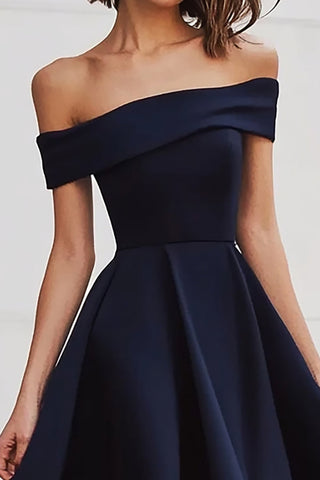 A-Linie, schulterfreies, langes, schwarzes Abendkleid mit Schlitz
