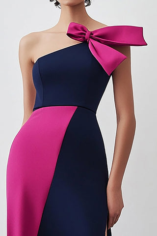 Marineblaues, fuchsiafarbenes, einschultriges, langes Abendkleid mit Schlitz
