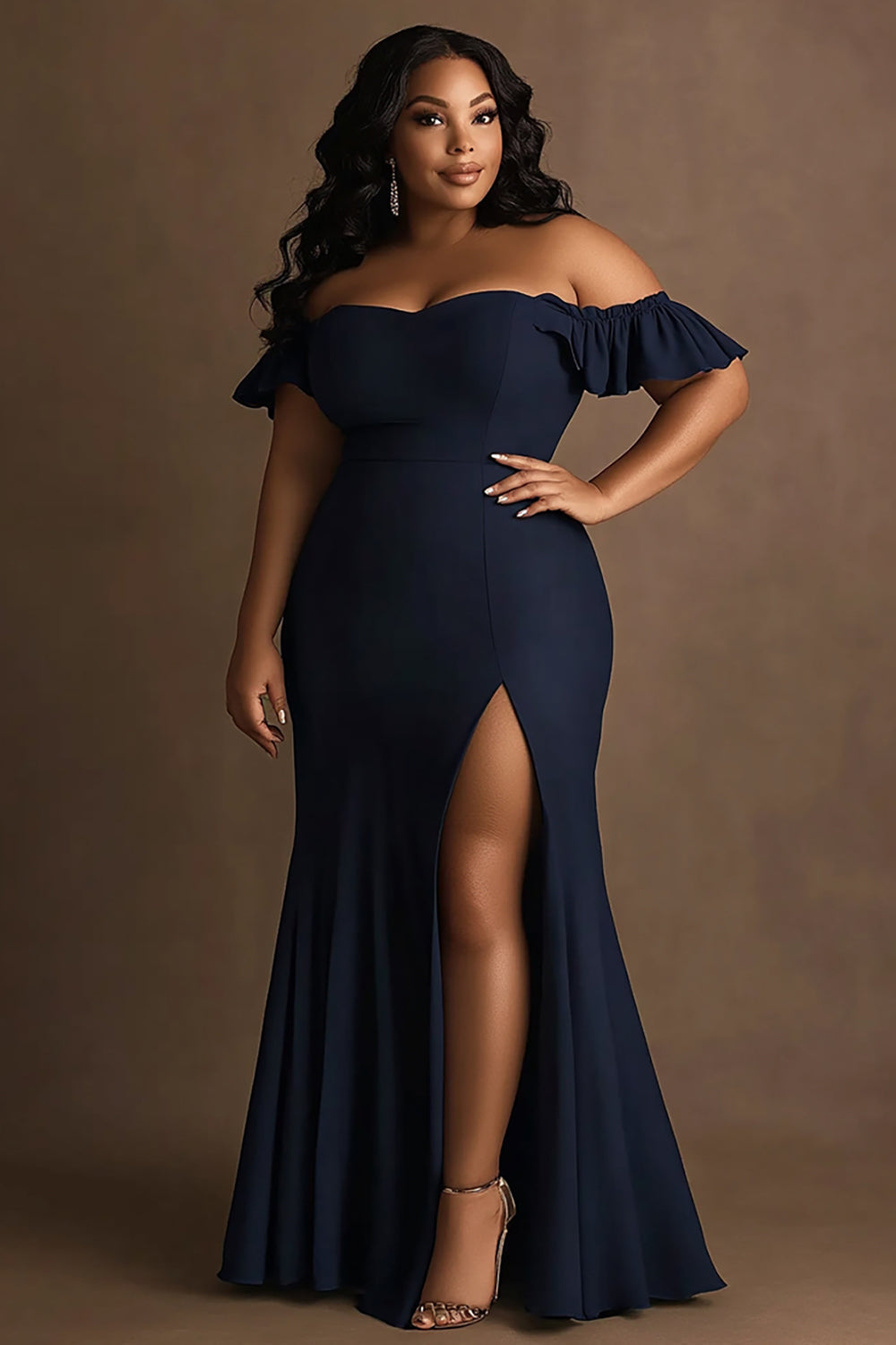 Vestido de cerimónia plus size em cetim azul marinho com ombros de fora e folhos