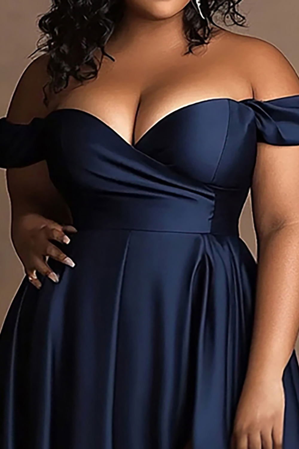 Vestido de cerimónia comprido de cetim plus size, azul marinho, ombro descoberto, com racha
