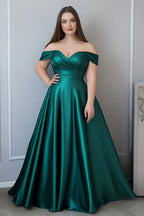 Vestido formal comprido de cetim verde escuro plus size ombro a ombro