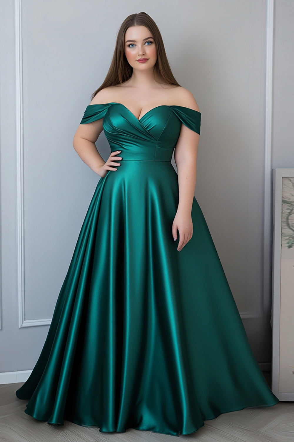 Vestido formal comprido de cetim verde escuro plus size ombro a ombro