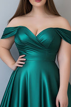 Vestido formal comprido de cetim verde escuro plus size ombro a ombro