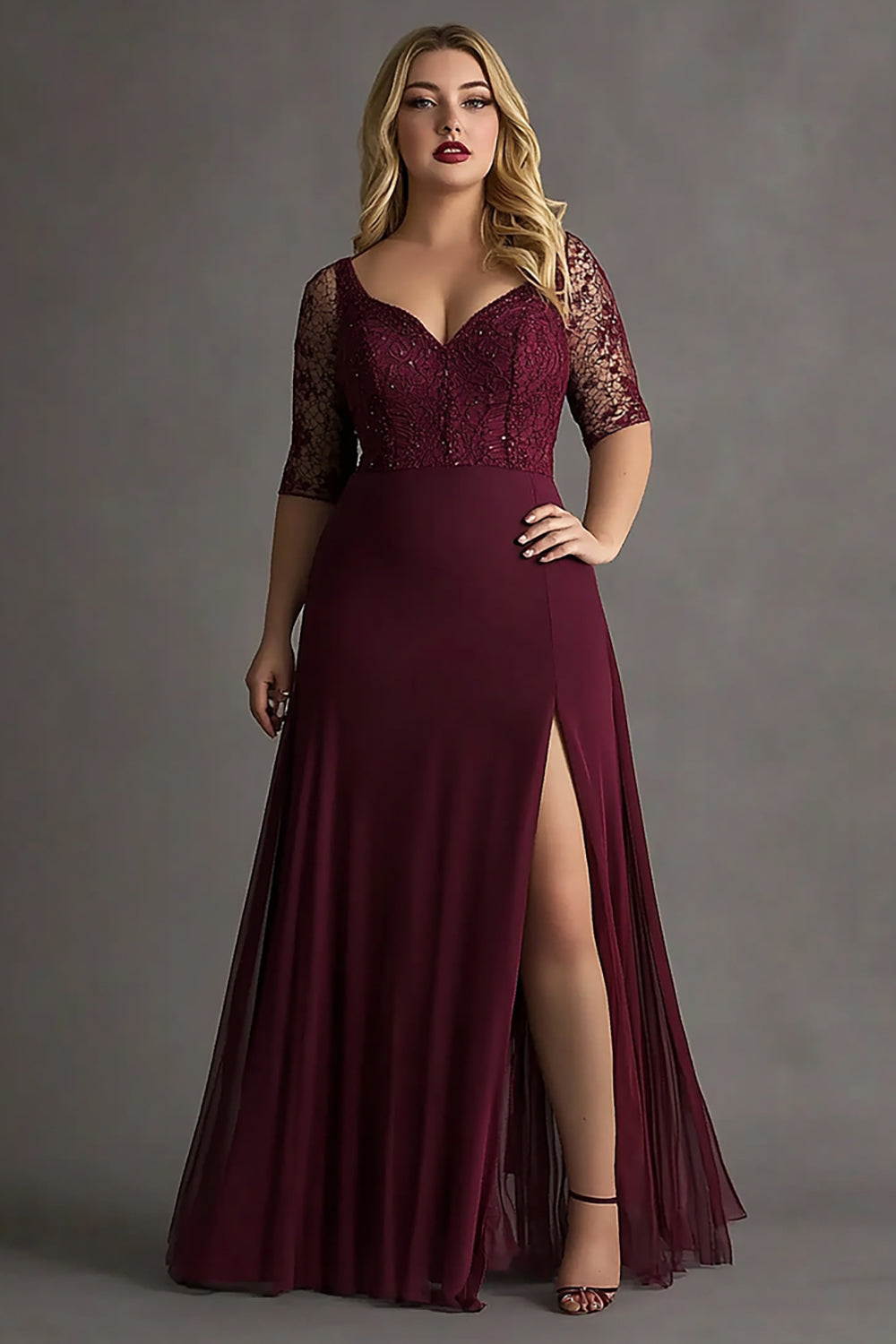 Vestido formal plus size em cetim com corte A e bordado cor bordeaux e racha