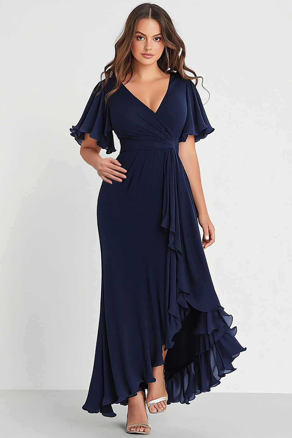 Vestido de cerimónia comprido de chiffon azul marinho plus size com decote em V e mangas curtas