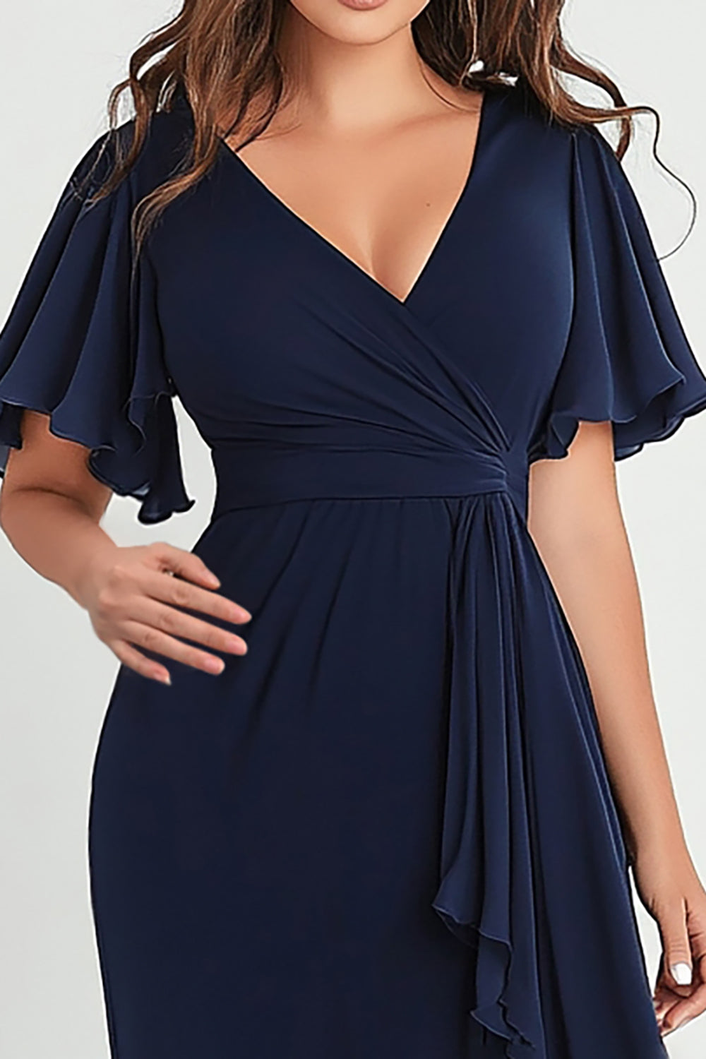 Vestido de cerimónia comprido de chiffon azul marinho plus size com decote em V e mangas curtas