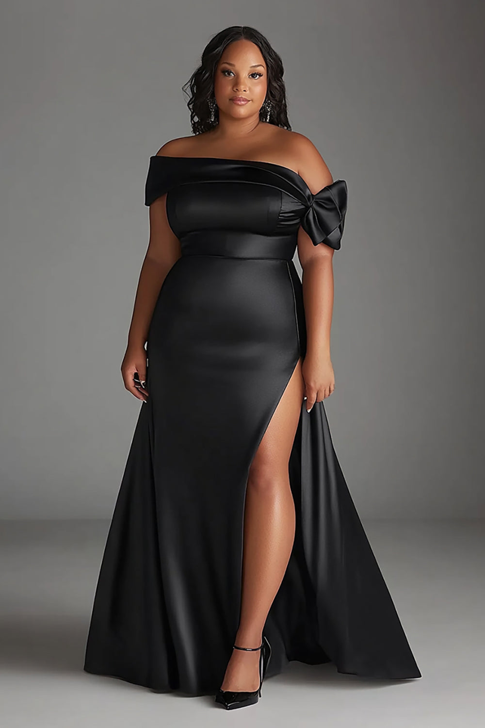 Vestido formal comprido de cetim plus size preto com racha e ombro de fora