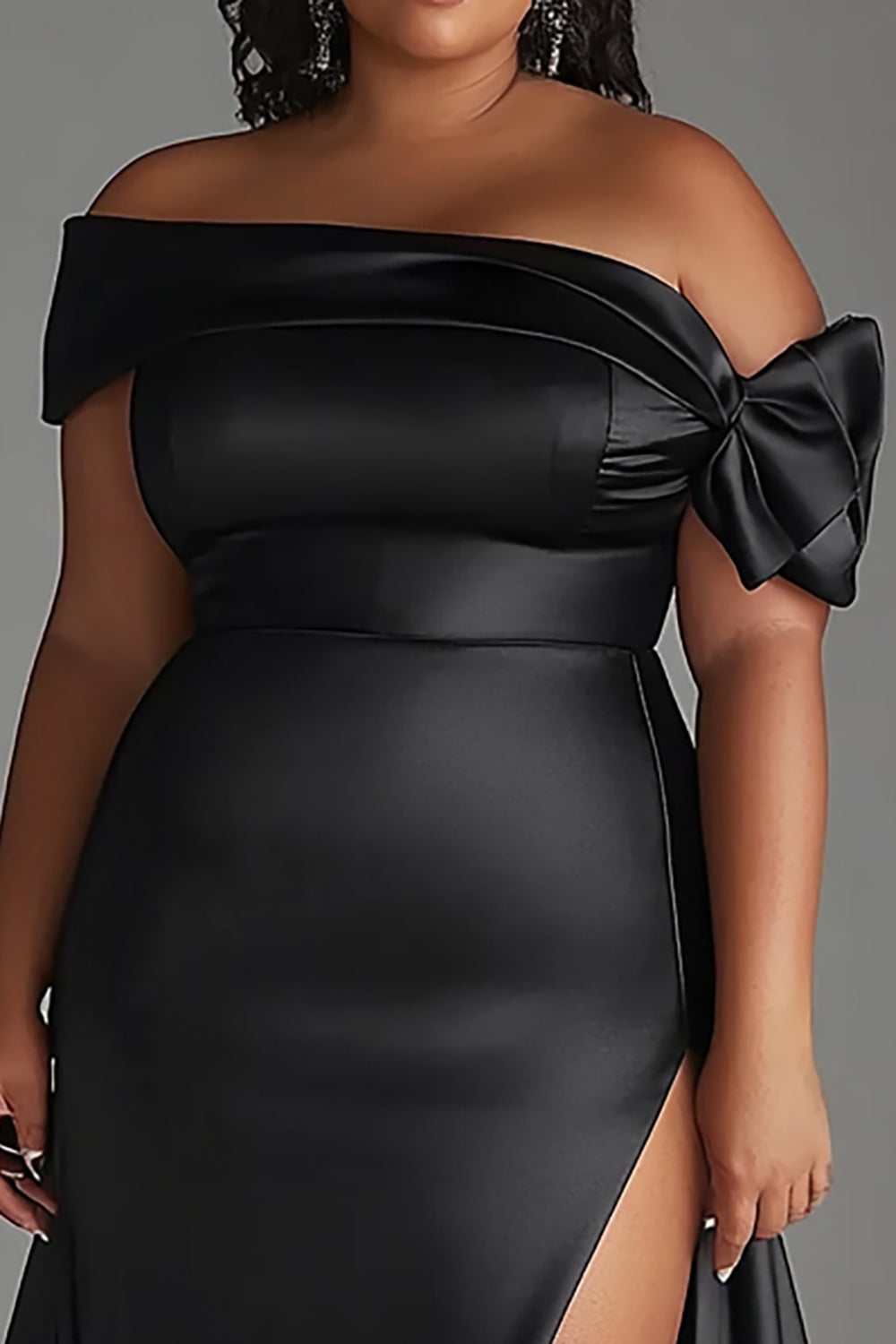 Vestido formal comprido de cetim plus size preto com racha e ombro de fora
