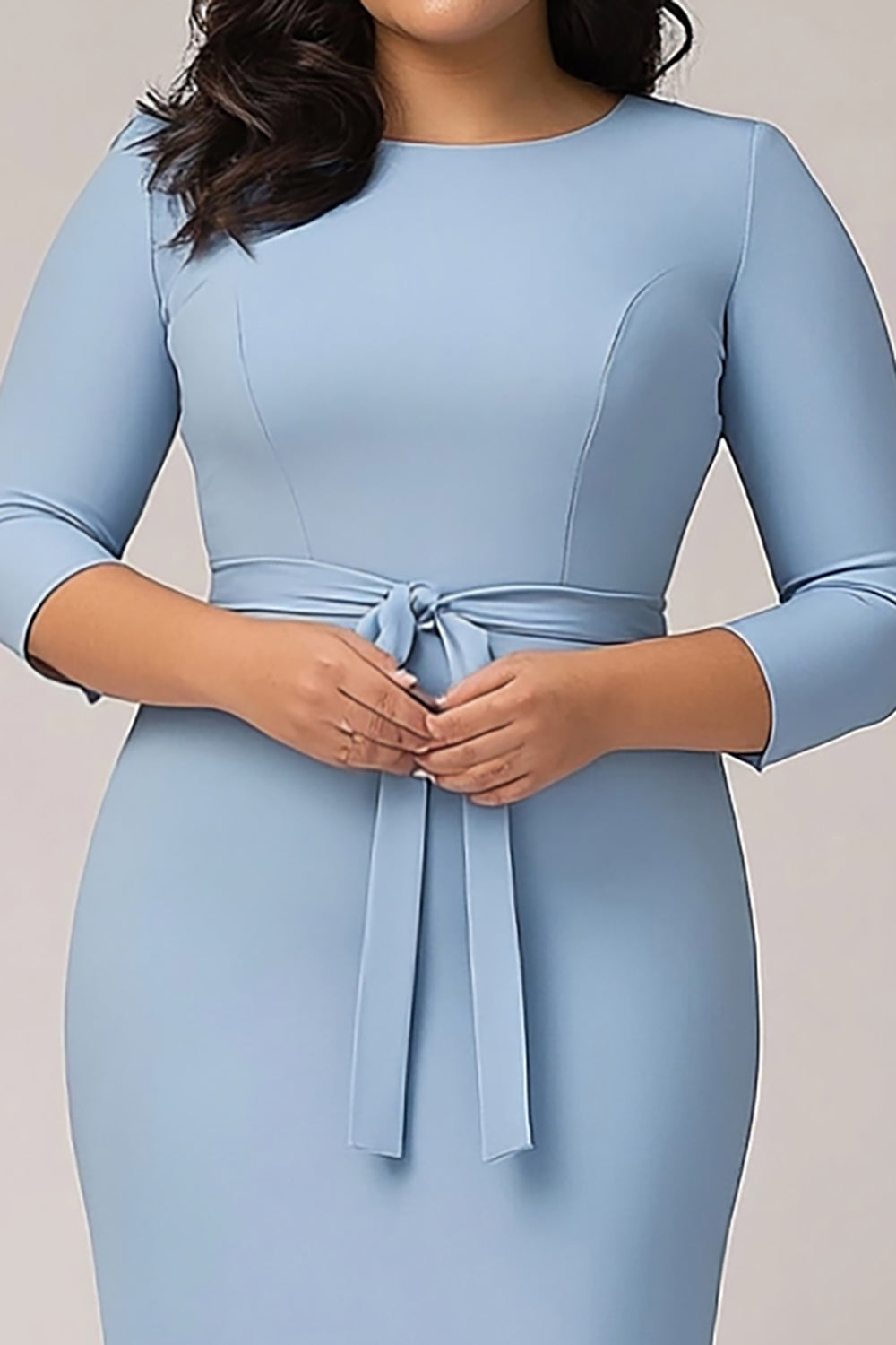 Vestido formal plus size de crepe azul-celeste até ao joelho