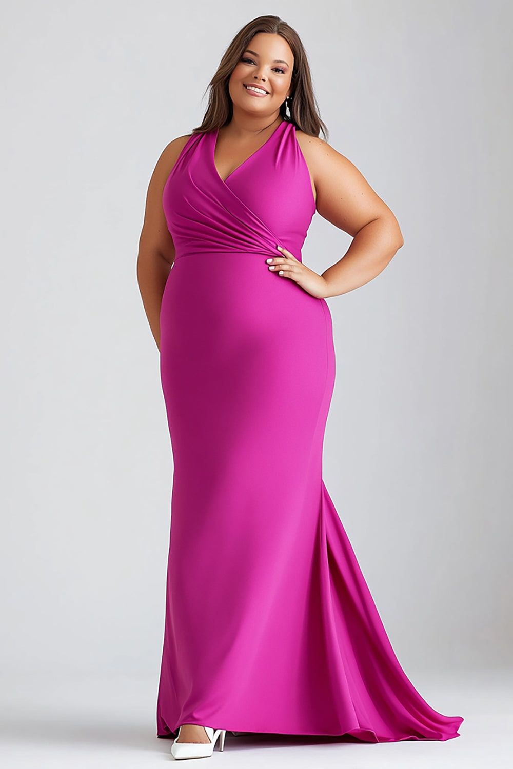 Vestido formal comprido plus size em cetim com decote em V fúcsia