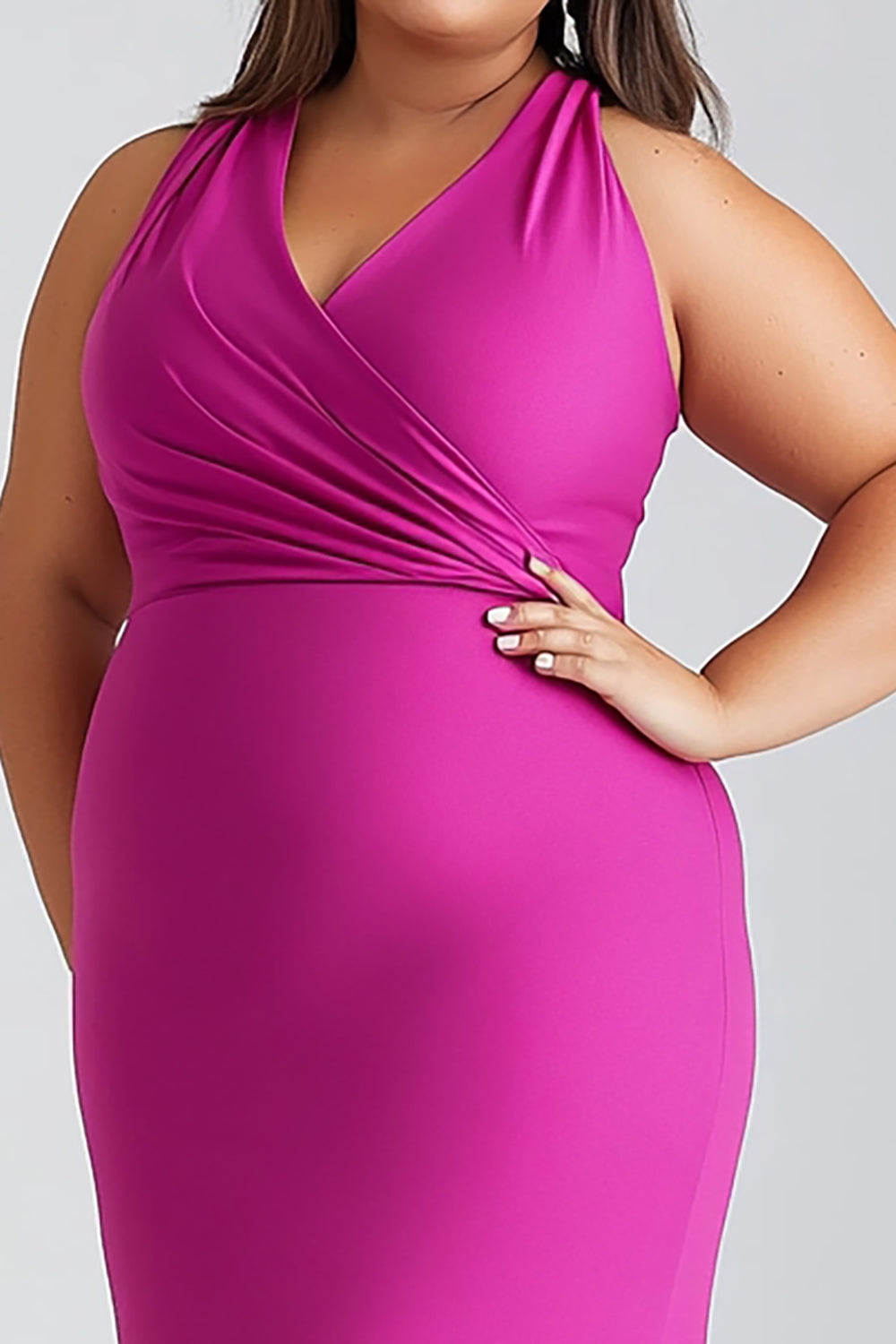 Vestido formal comprido plus size em cetim com decote em V fúcsia