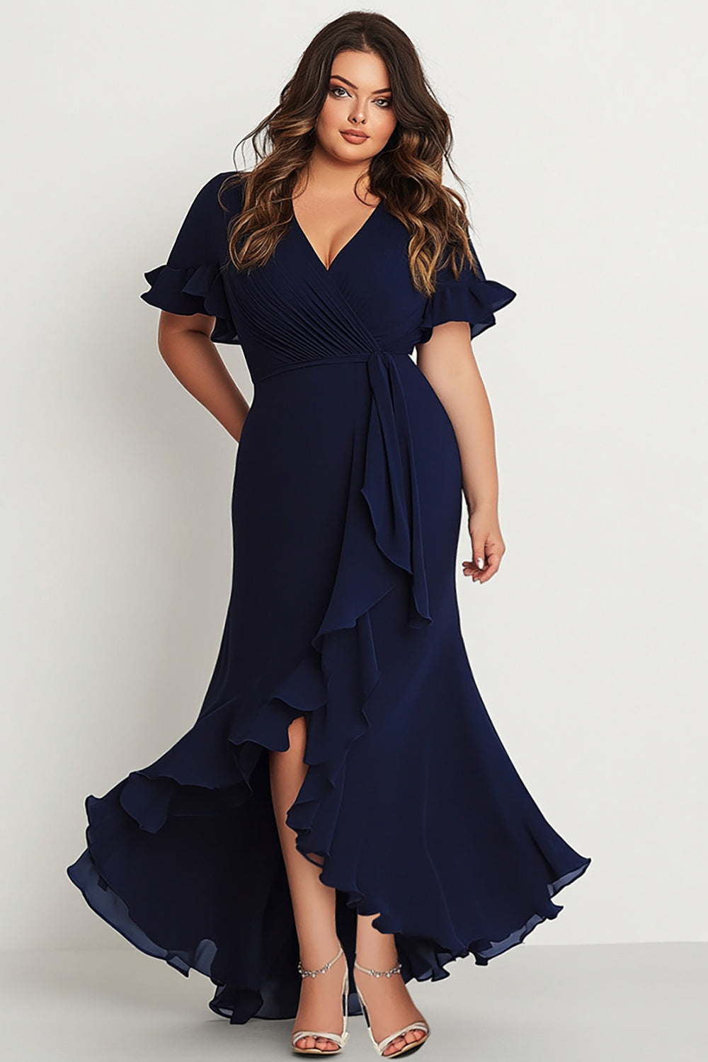 Vestido de cerimónia comprido plus size com decote em V e manga curta azul-marinho