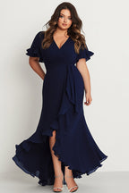 Vestido de cerimónia comprido plus size com decote em V e manga curta azul-marinho