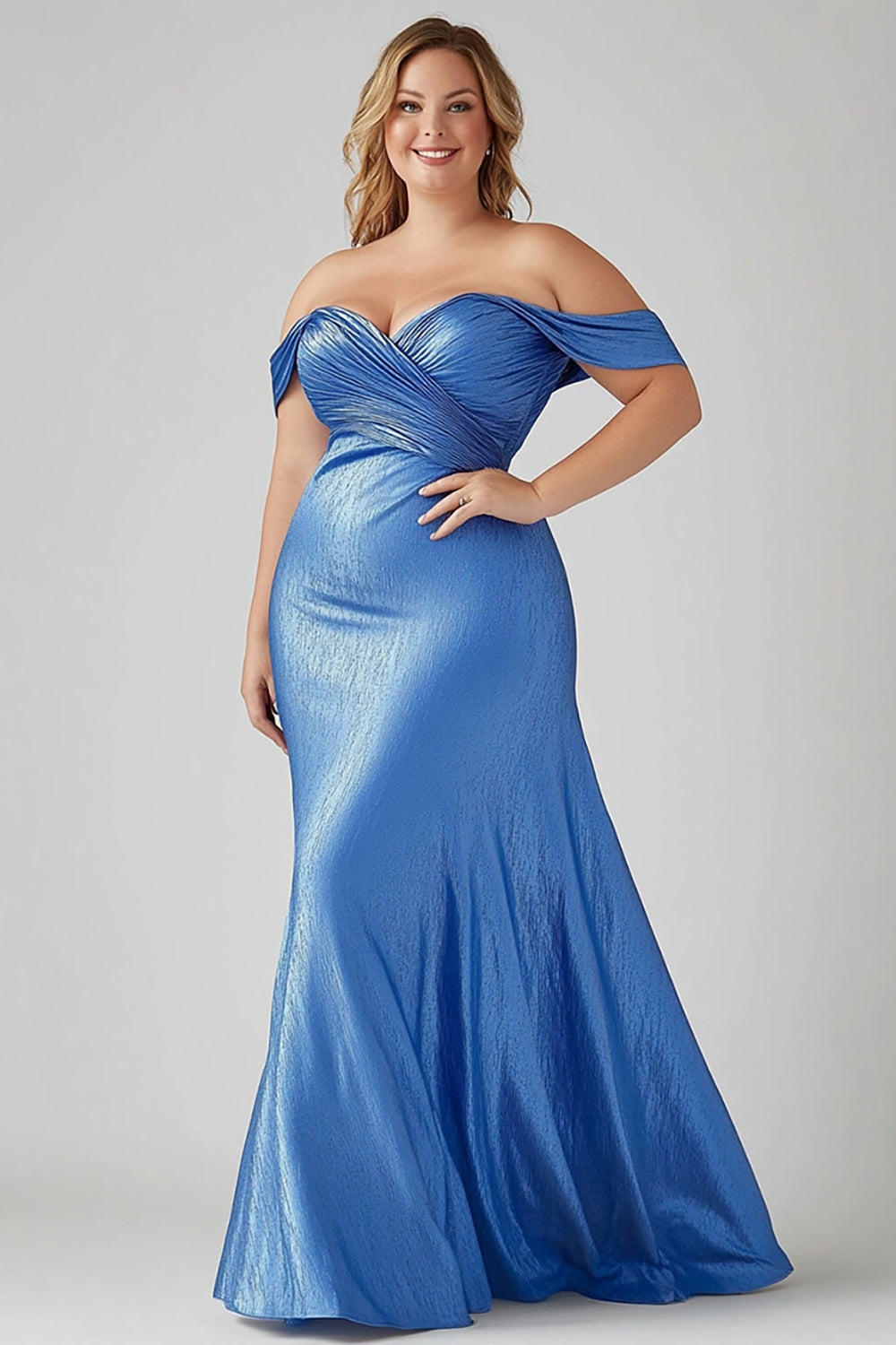 Vestido formal comprido plus size em cetim azul com ombros descobertos