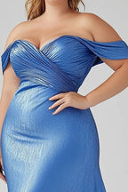 Vestido formal comprido plus size em cetim azul com ombros descobertos