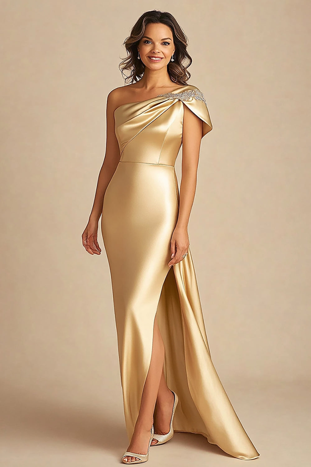 Vestido comprido formal dourado com um ombro só e racha