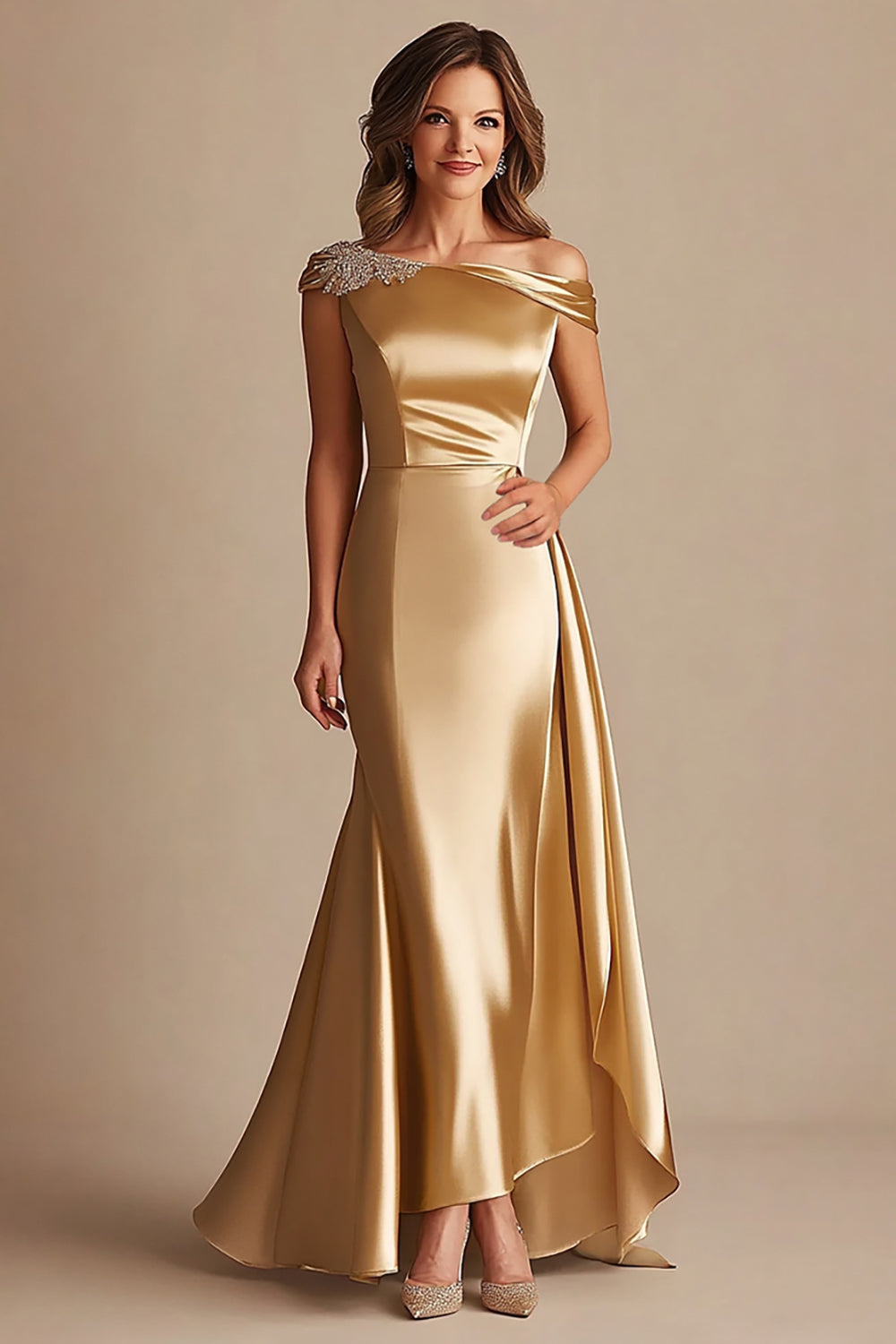 Vestido formal comprido em cetim com decote ombro a ombro dourado