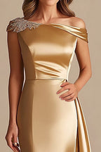 Vestido formal comprido em cetim com decote ombro a ombro dourado