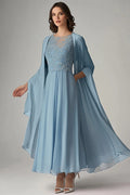Robe de soirée longue bleue évasée avec applications