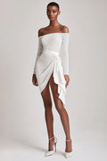 Schulterfreies, kurzes, weißes Kleid mit Pailletten und langen Ärmeln